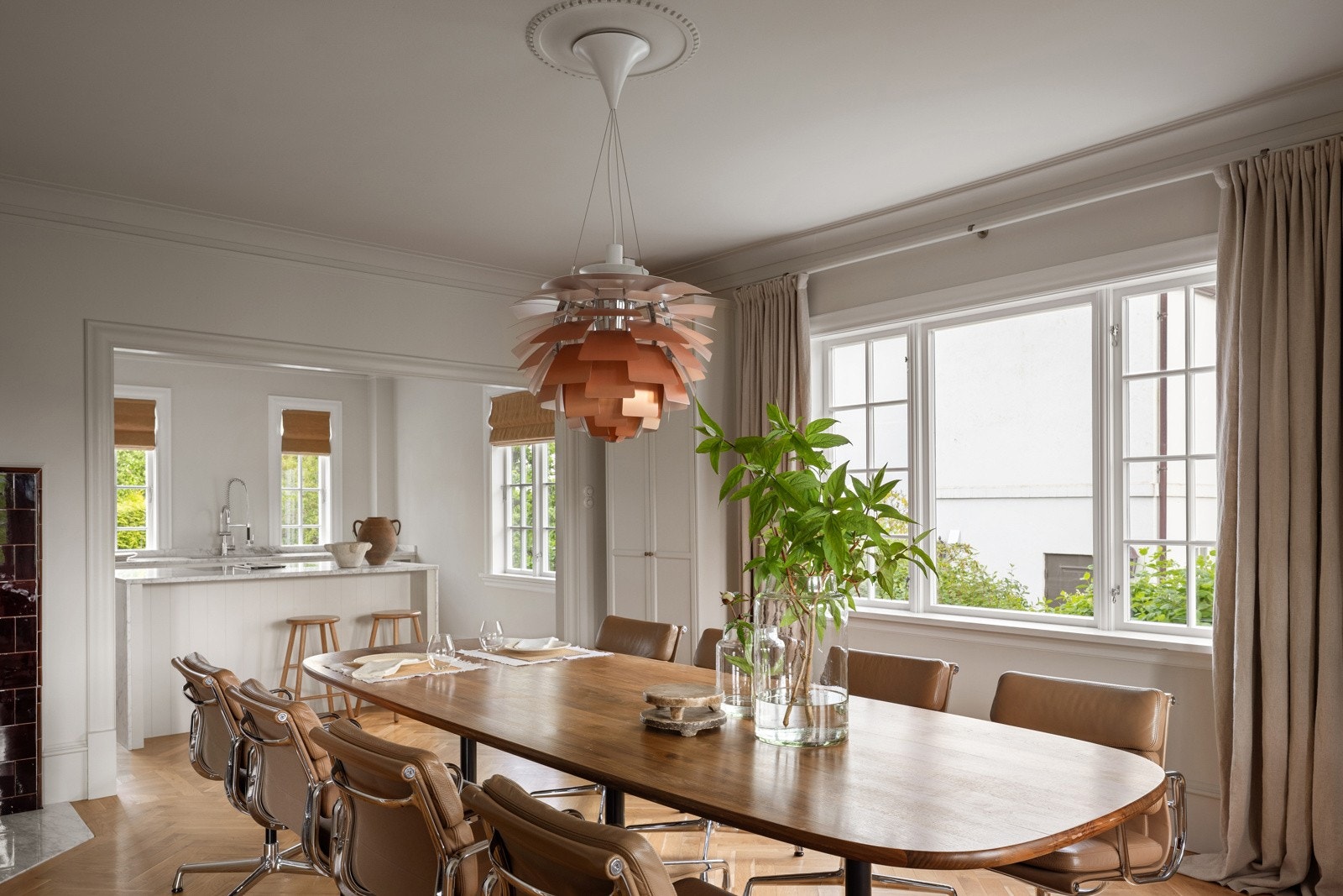 Kjøkkenet ligger tilliggende spisestuen, og alle rommene har fin kontakt. Galleribilde