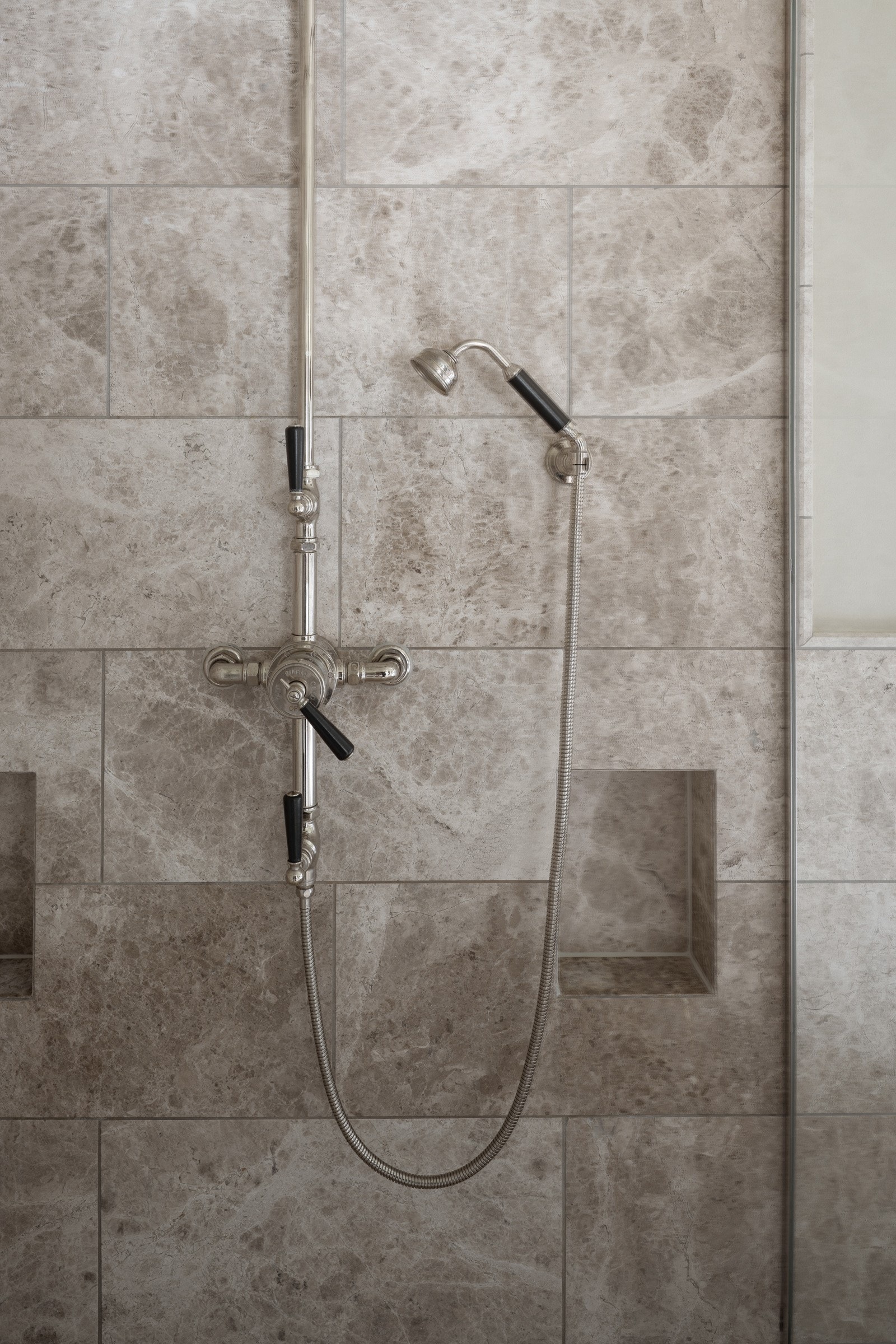 Badet har for øvrig gulvmontert toalett med innebygget sisterne, regnfalldusj, downlights i himlingen og vannbåren varme i gulvet. Galleribilde