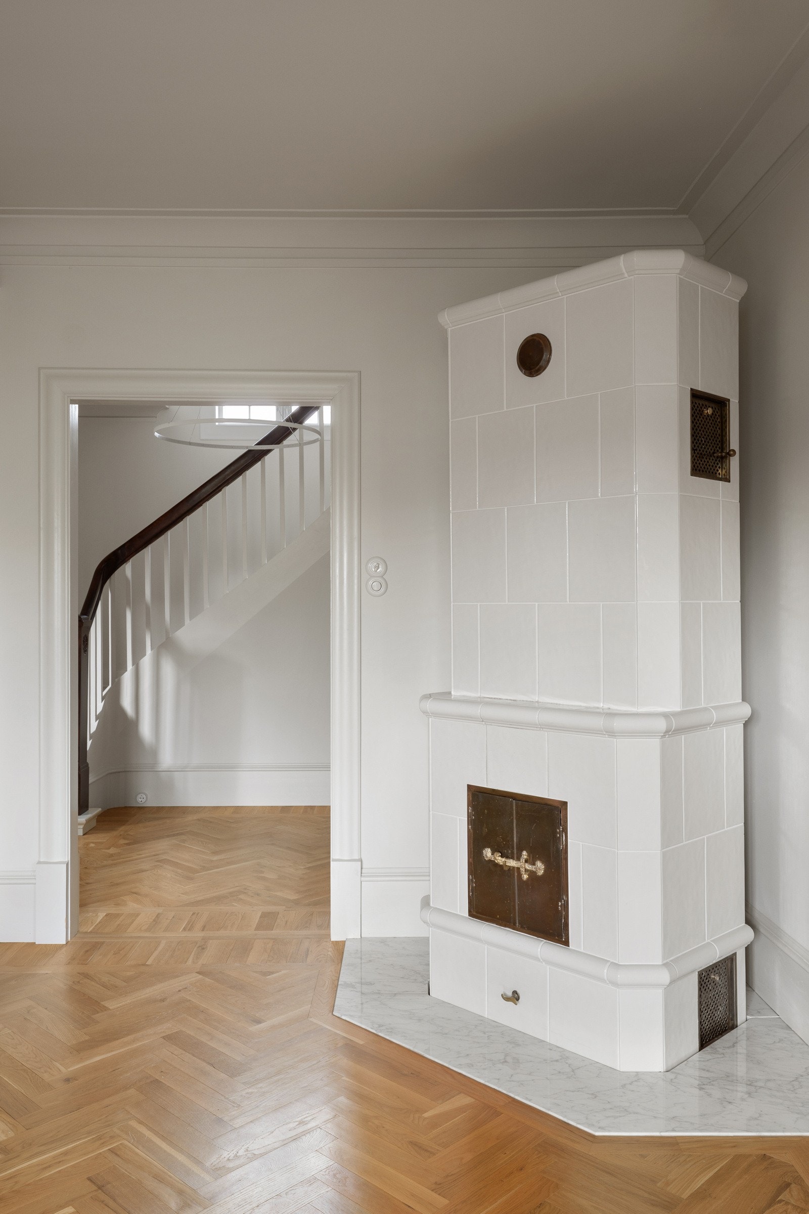 Kakkelovnen er virkelig et blikkfang i stuen. Galleribilde