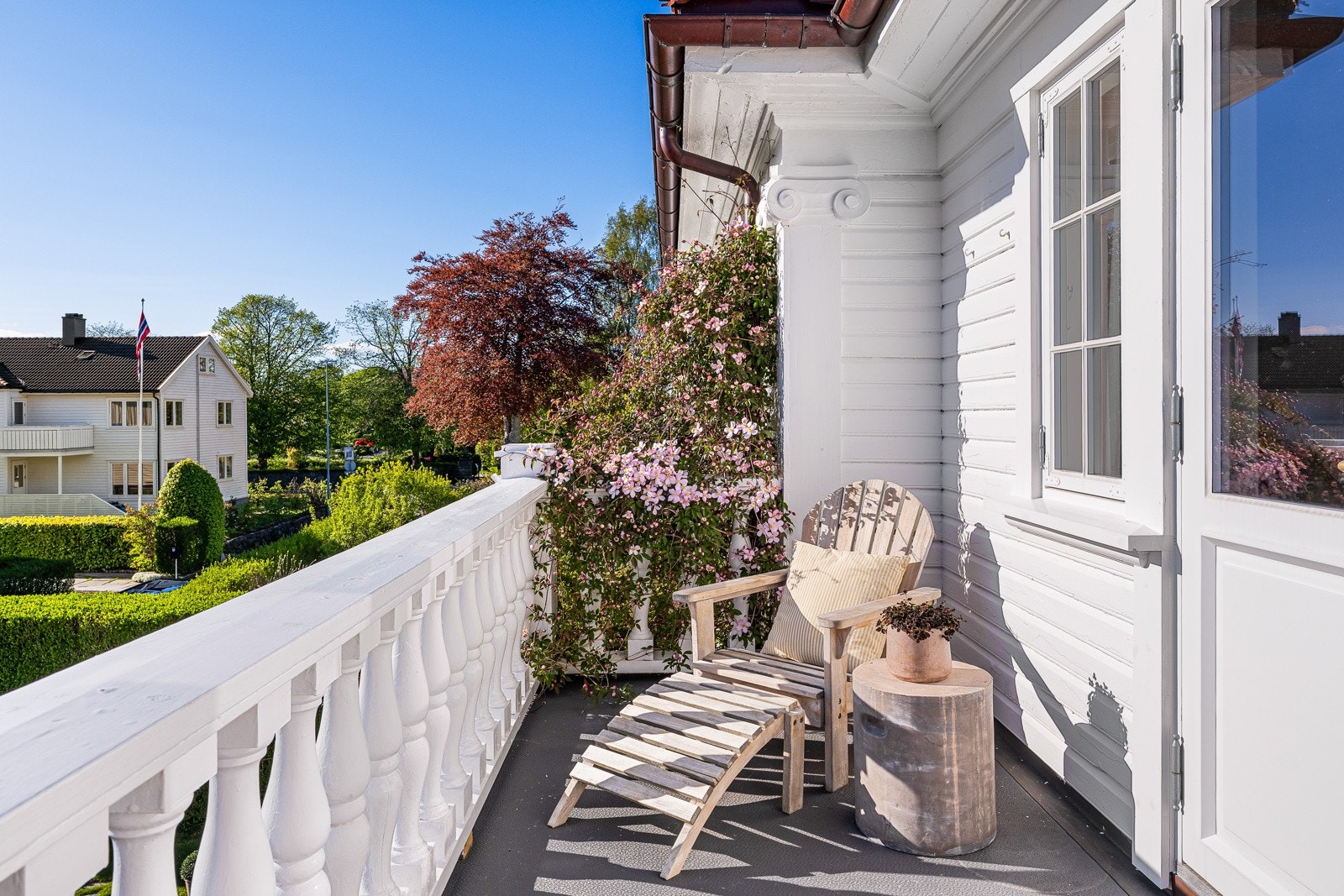 Fra hovedsoverommet har man utgang til en solrik balkong. Galleribilde