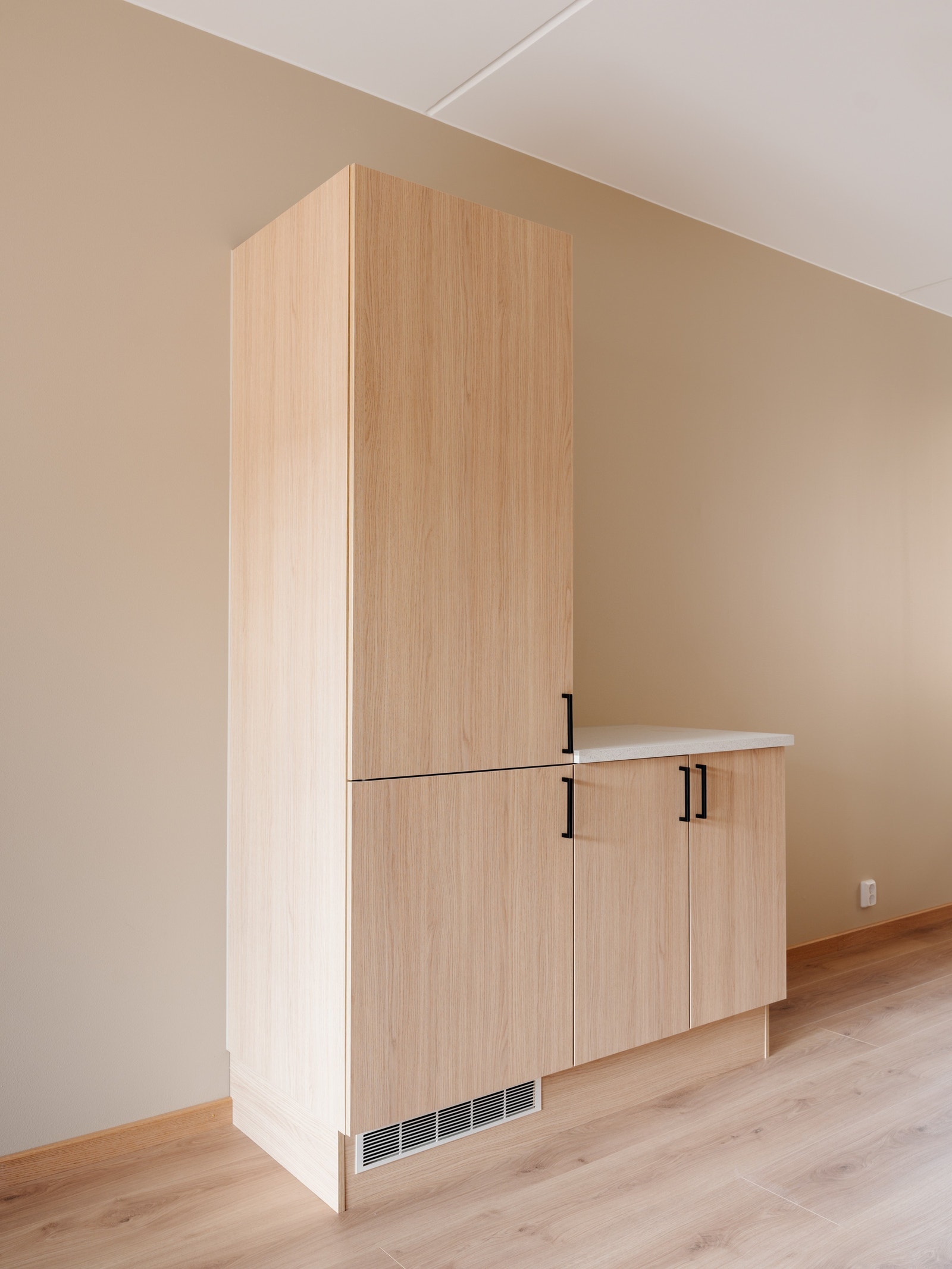 Integrert kjøl-/fryseskap med tilhørende benkeplate og skap for oppbevaring Galleribilde