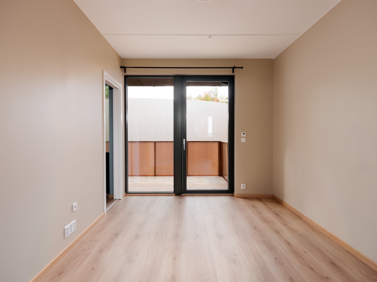 Utgang til balkong fra stuen Galleribilde