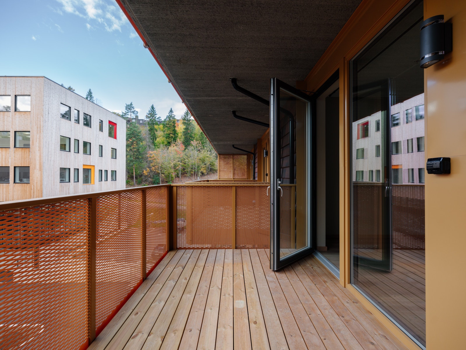 Solrik balkong på ca. 7,5 kvm med god plass til utemøblement Galleribilde