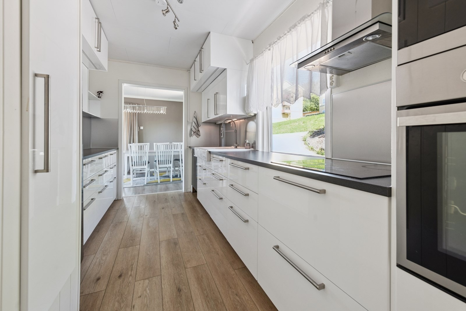 Kjøkkenet har godt med skapplass, dobbel porselen vask, samt integrert platetopp, stekeovn og mikrobølgeovn. Galleribilde