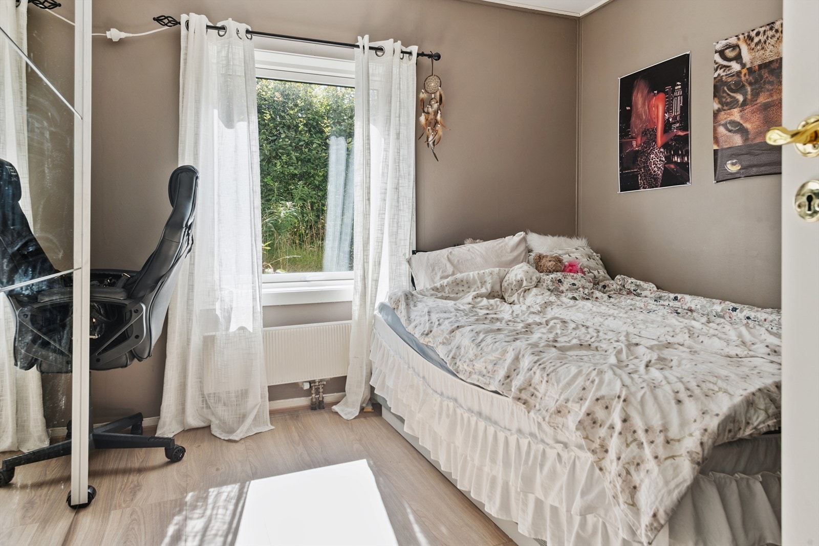 Soverom med garderobeskap med speilfront i underetasje. Galleribilde