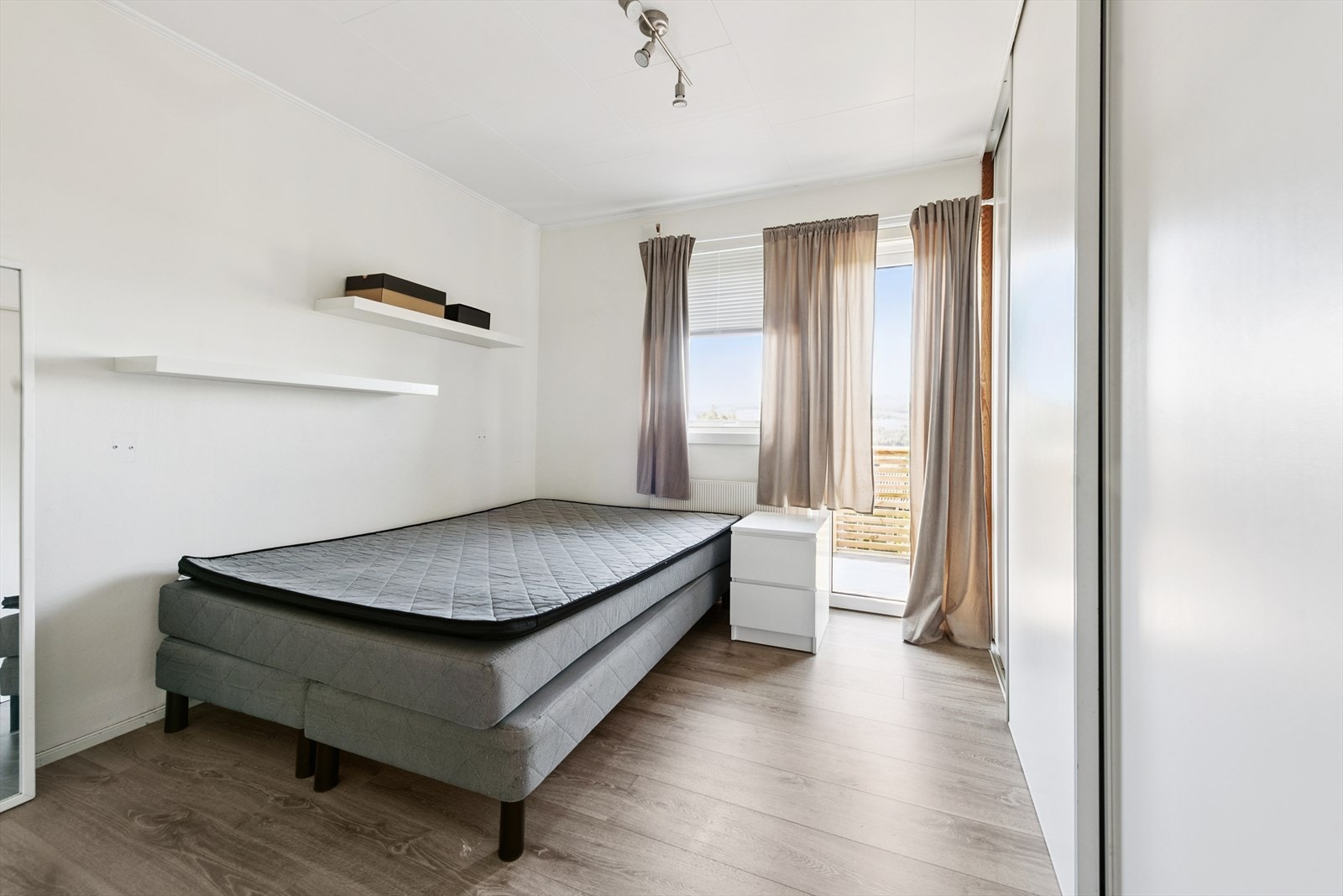 Fra dette soverommet er det utgang til luftebalkong. Galleribilde