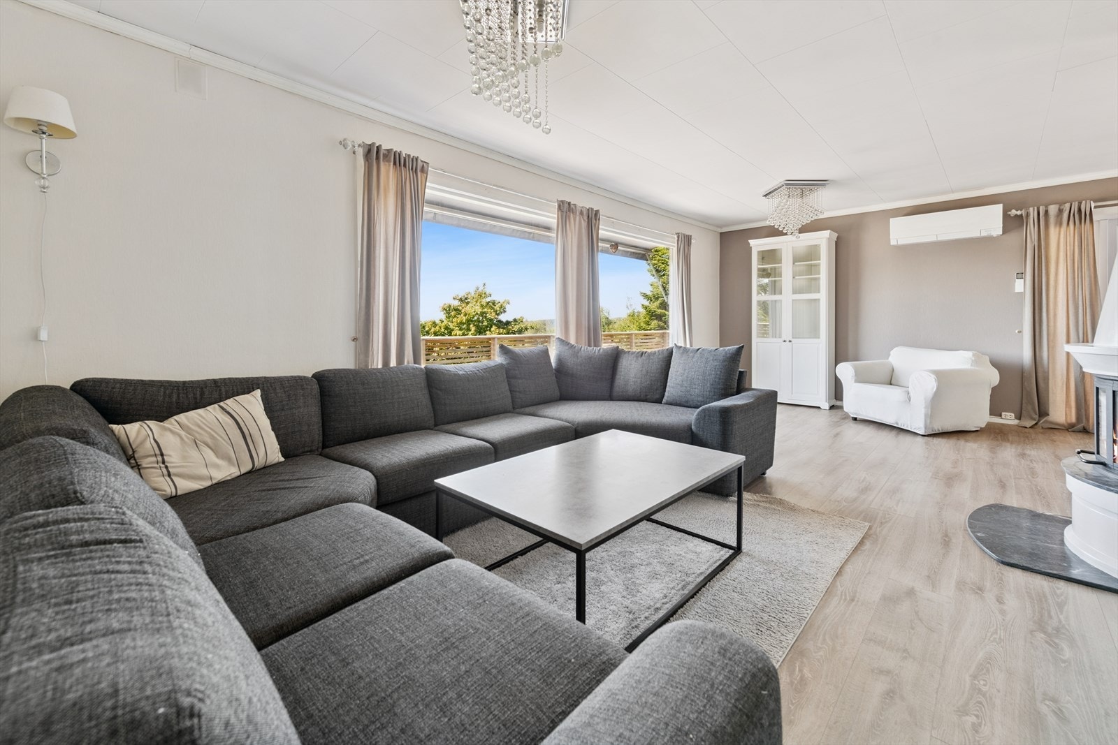 I stua kan man nyte den gode varmen fra peisen. Det er også varmepumpe i stua. Galleribilde