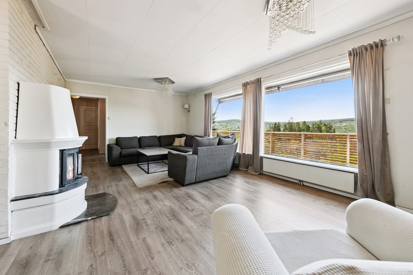 Store vindusflater i stua gir et godt innelys. Galleribilde