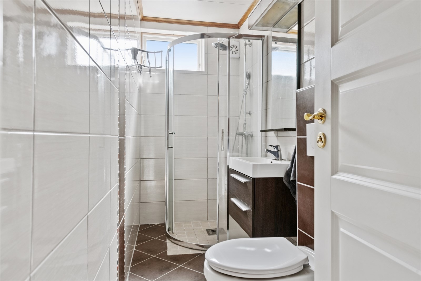 Flislagt bad i underetasje. Galleribilde