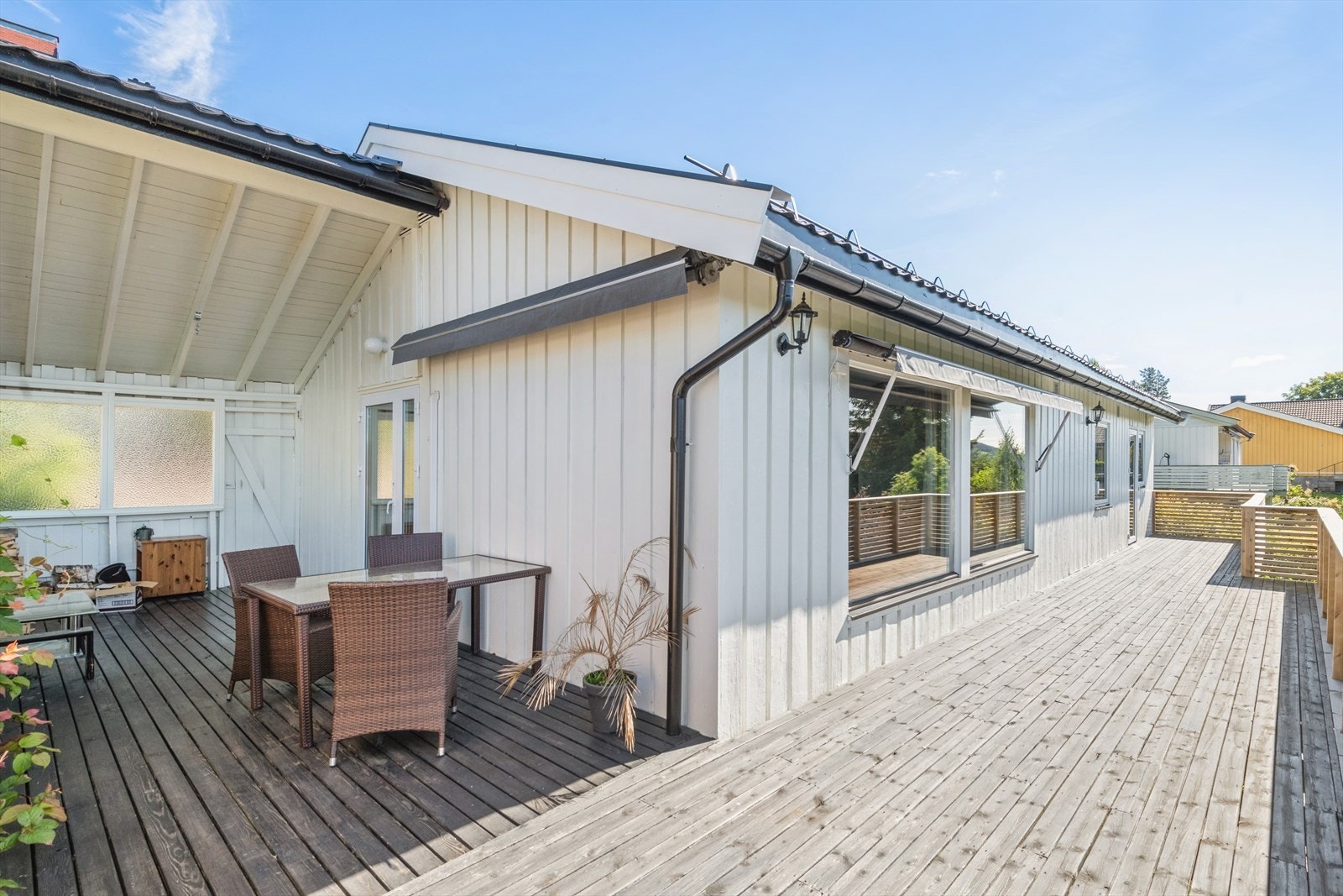 Fra stue er det utgang til solrik og delvis overbygd terrasse. Galleribilde