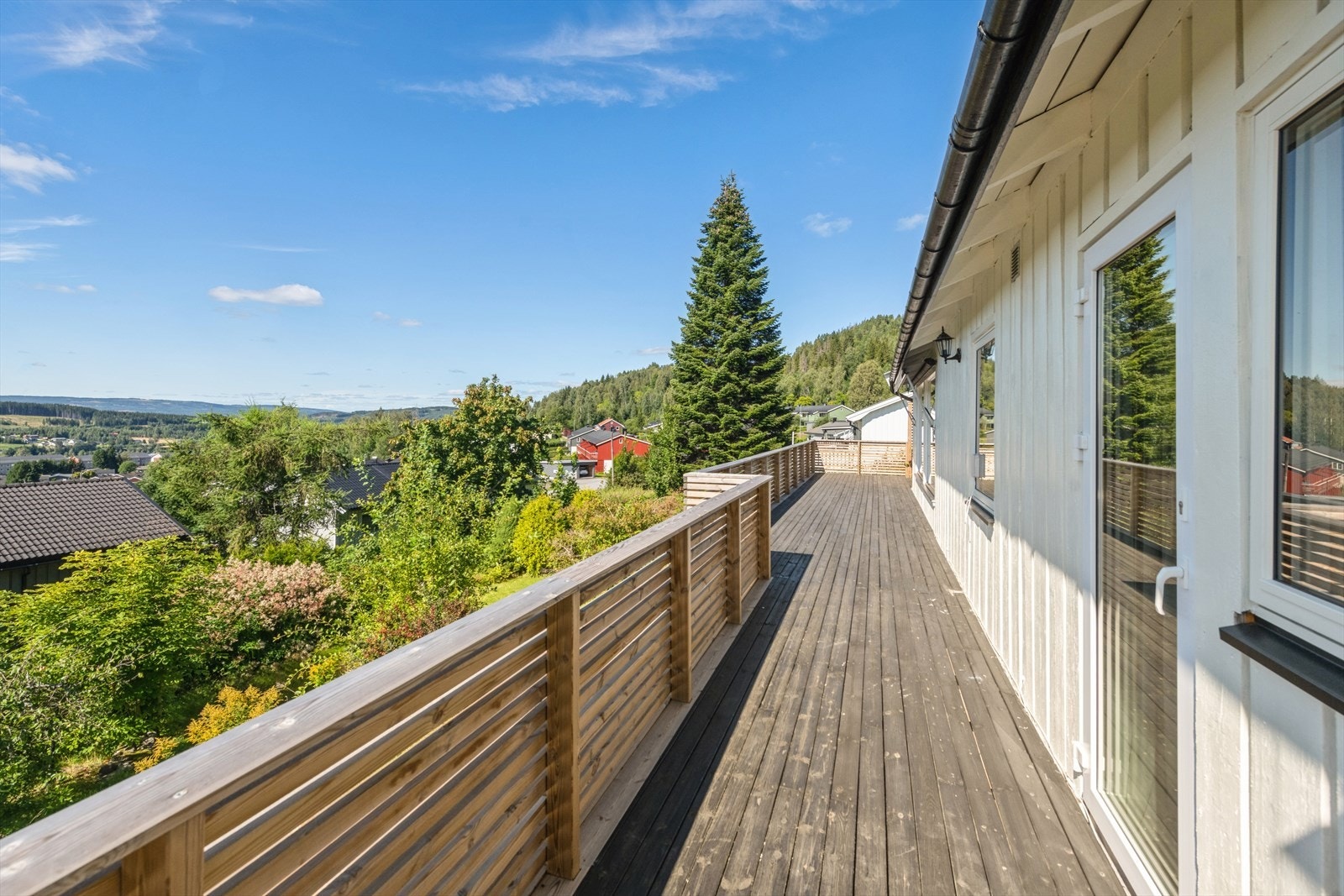 Fra terrassen er det flott utsikt til byen og landskapet. Galleribilde