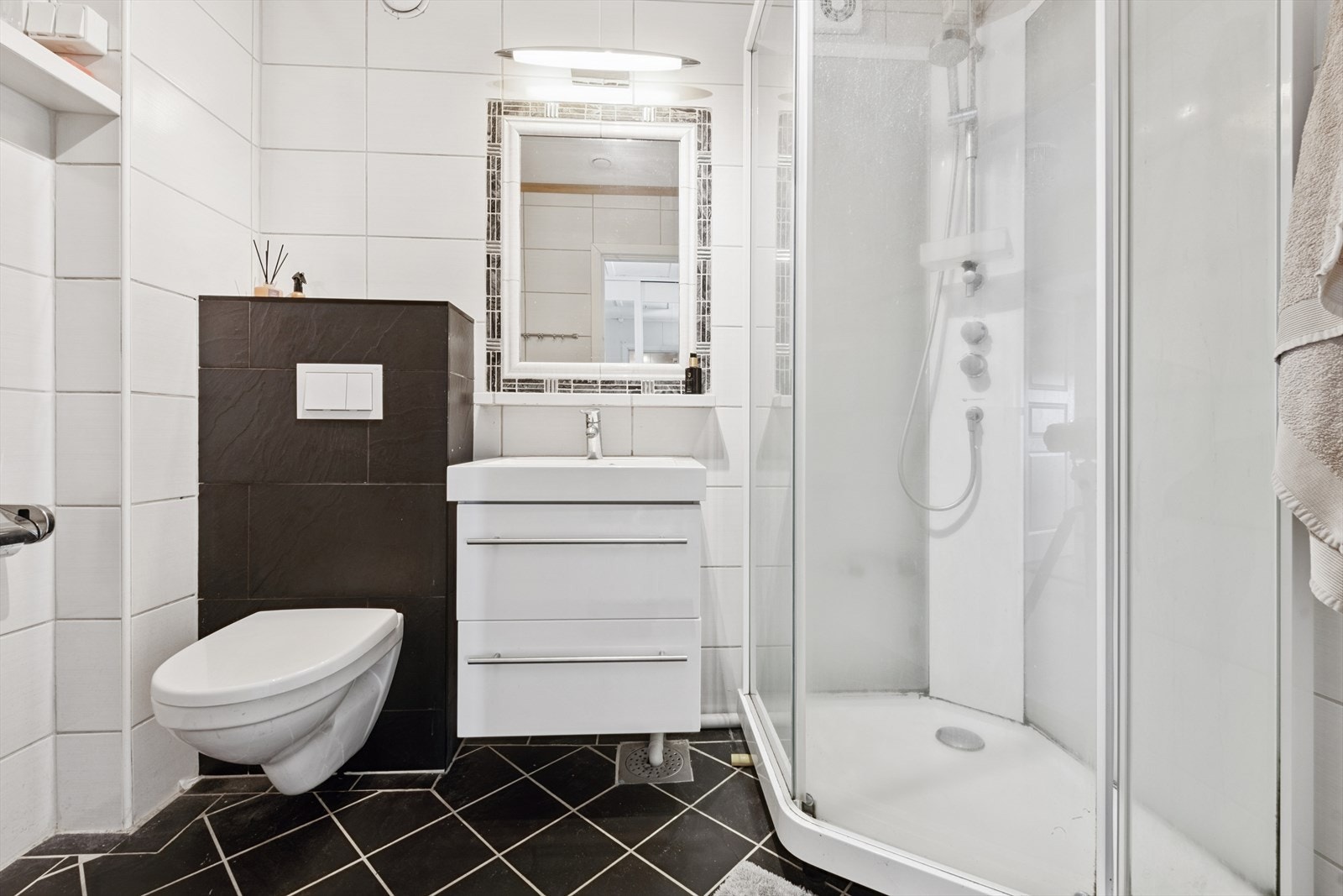 Flislagt bad i 1. etasje med gulvvarme. Galleribilde