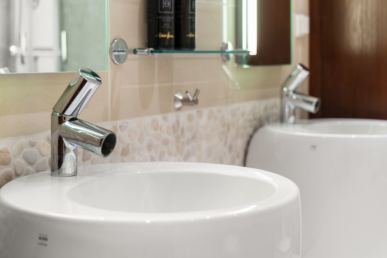 Doble, frittstående servanter som gir god flyt i morgenrushet. Galleribilde