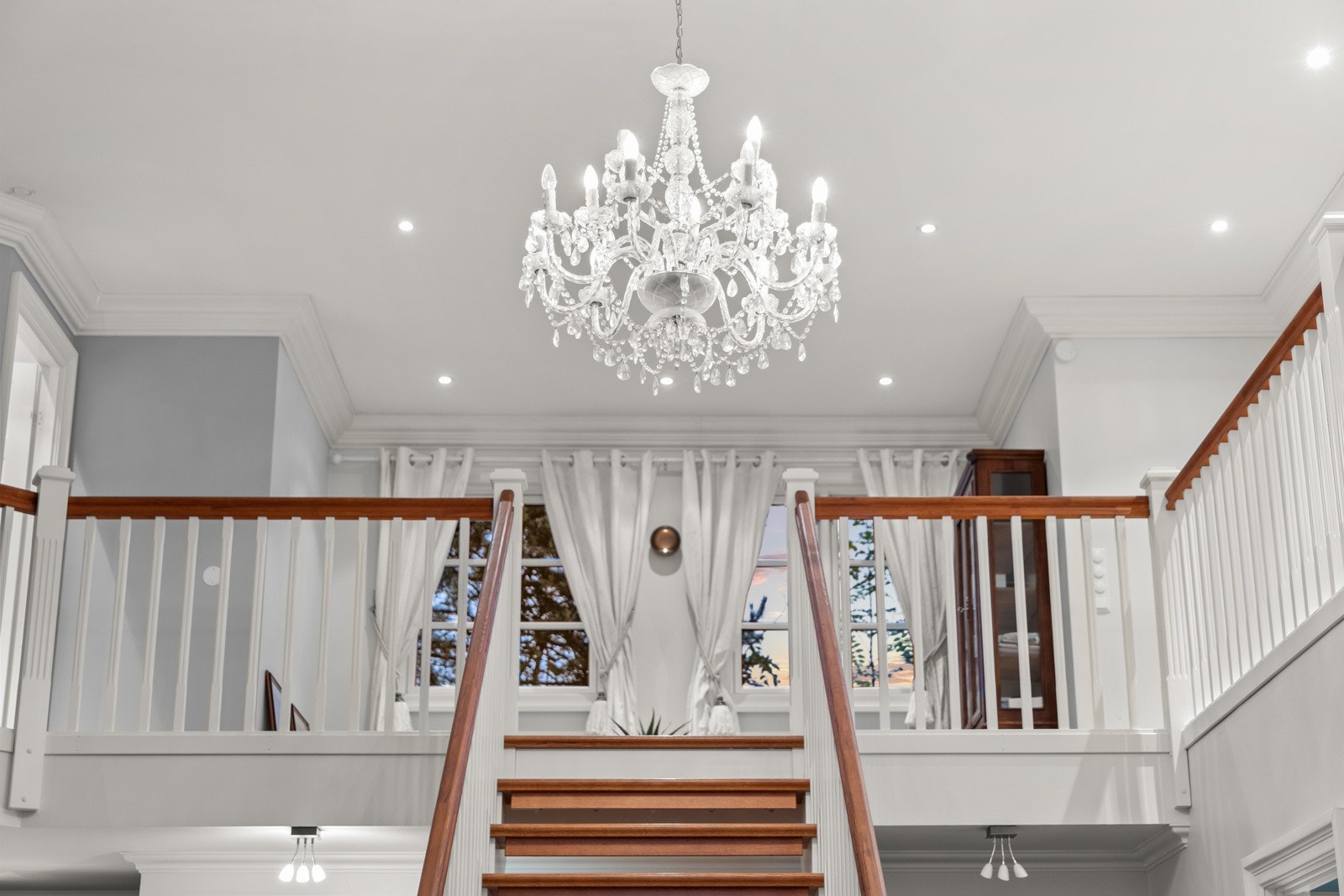 I husets toppetasje ligger et allsidig og åpent galleri som binder etasjene sammen med stil. Galleribilde