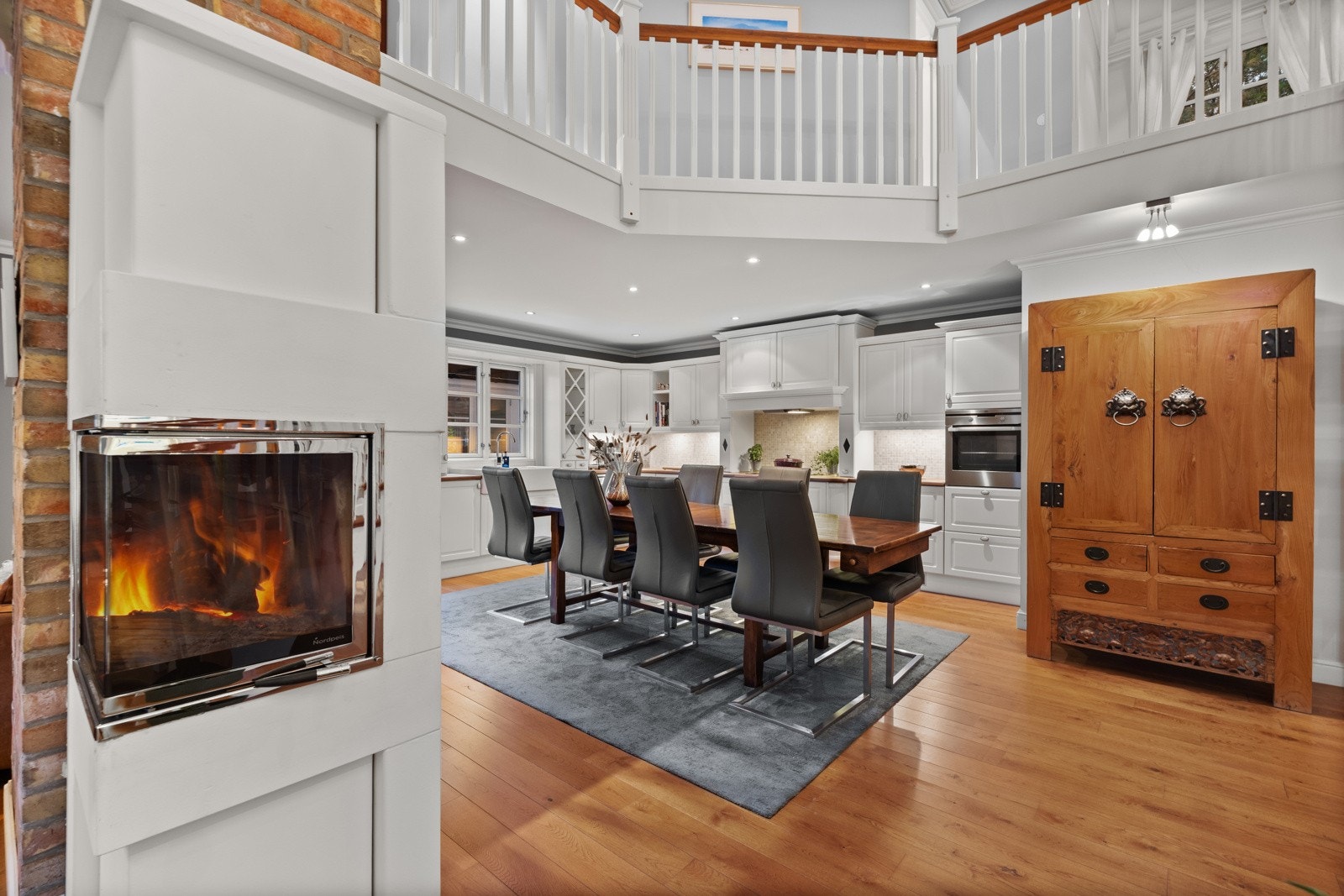 Spisebordet finner sin naturlige plassering ved kjøkkenet. Galleribilde