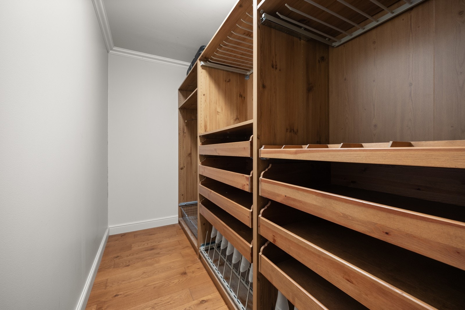 Walk-in closet. Galleribilde