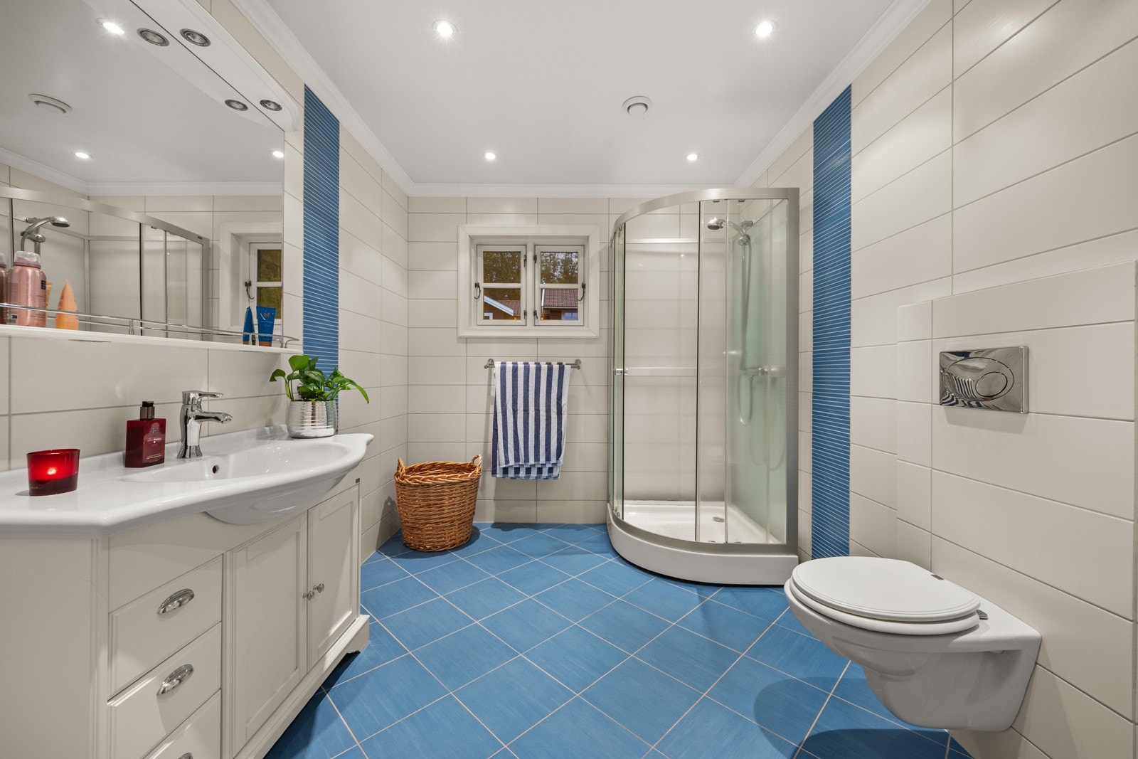 Ytterligere ett baderom oppe. Begge badene er flislagte med varme i gulvet. Galleribilde