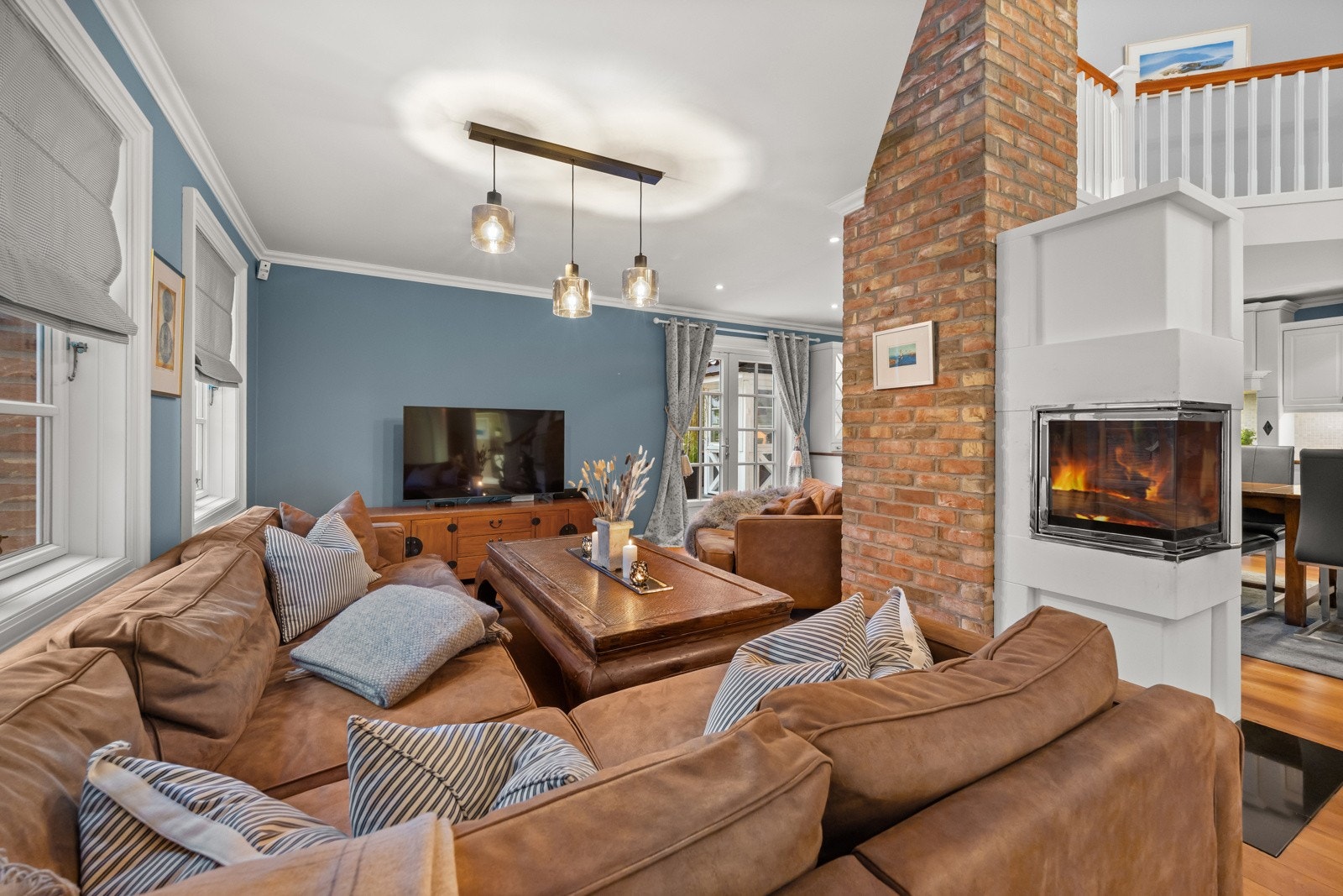 Interiøret er lunt og lekkert og midt i rommet er det også etablert en peisovn. Galleribilde