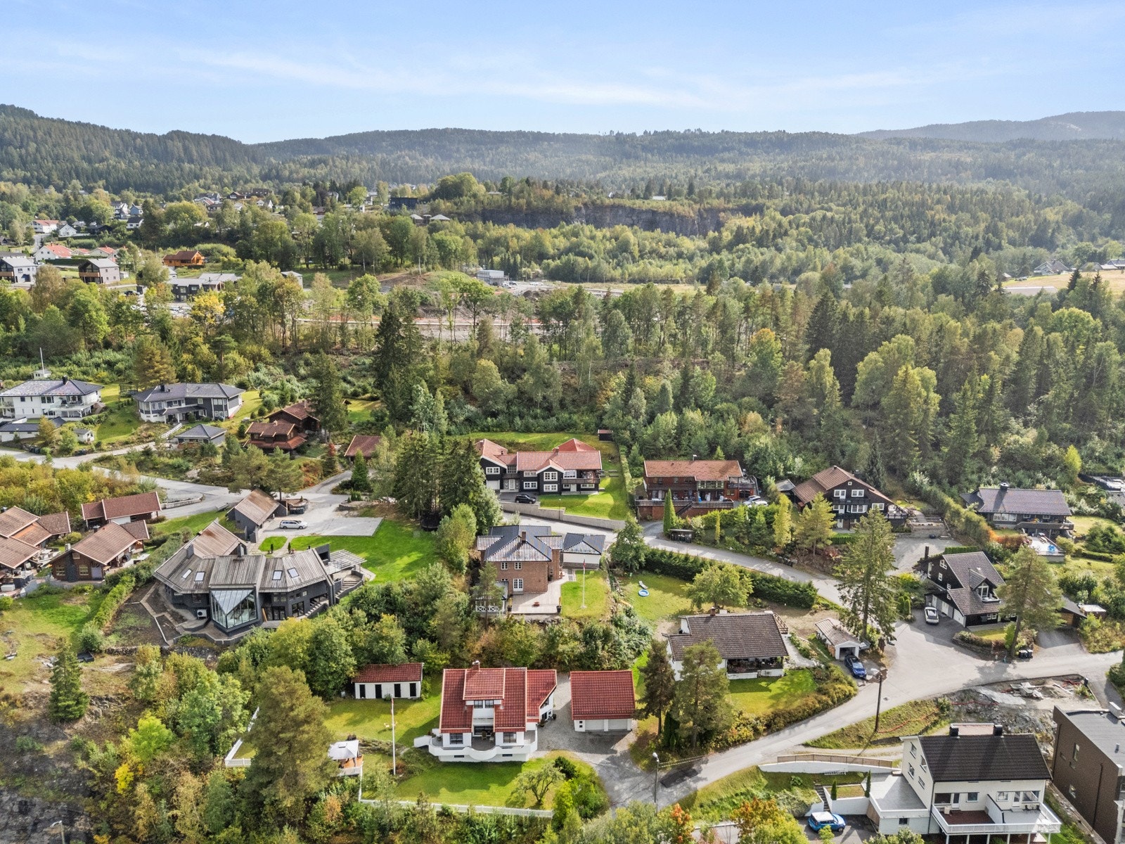 Til tross for den rolige og naturnære plasseringen, har du alle bymessige fasiliteter like i nærheten. Galleribilde