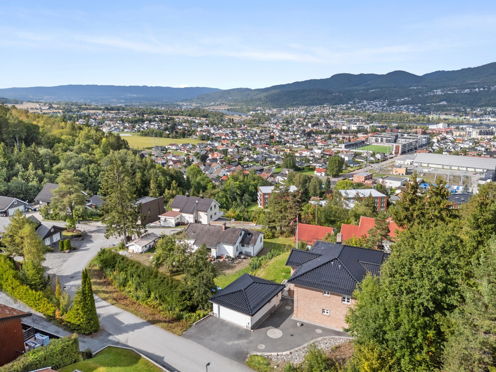 Her bor man i et etablert og ettertraktet nabolag nære marka, men samtidig kort vei daglige gjøremål, skoler og barnehager. Galleribilde