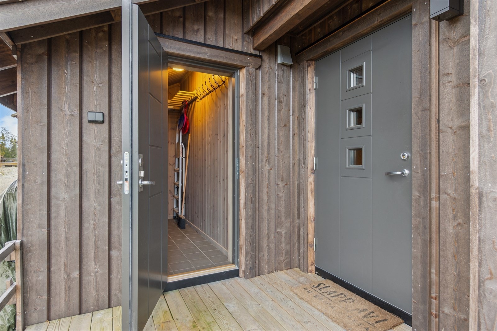 Velkommen inn - praktisk og skjermet inngangsparti med god plass. Galleribilde