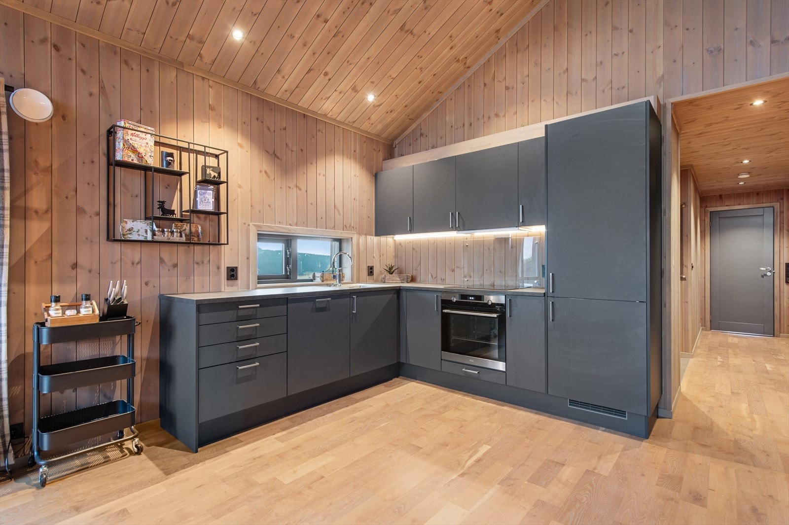 Moderne kjøkken med integrerte hvitevarer og god arbeidsplass. Galleribilde