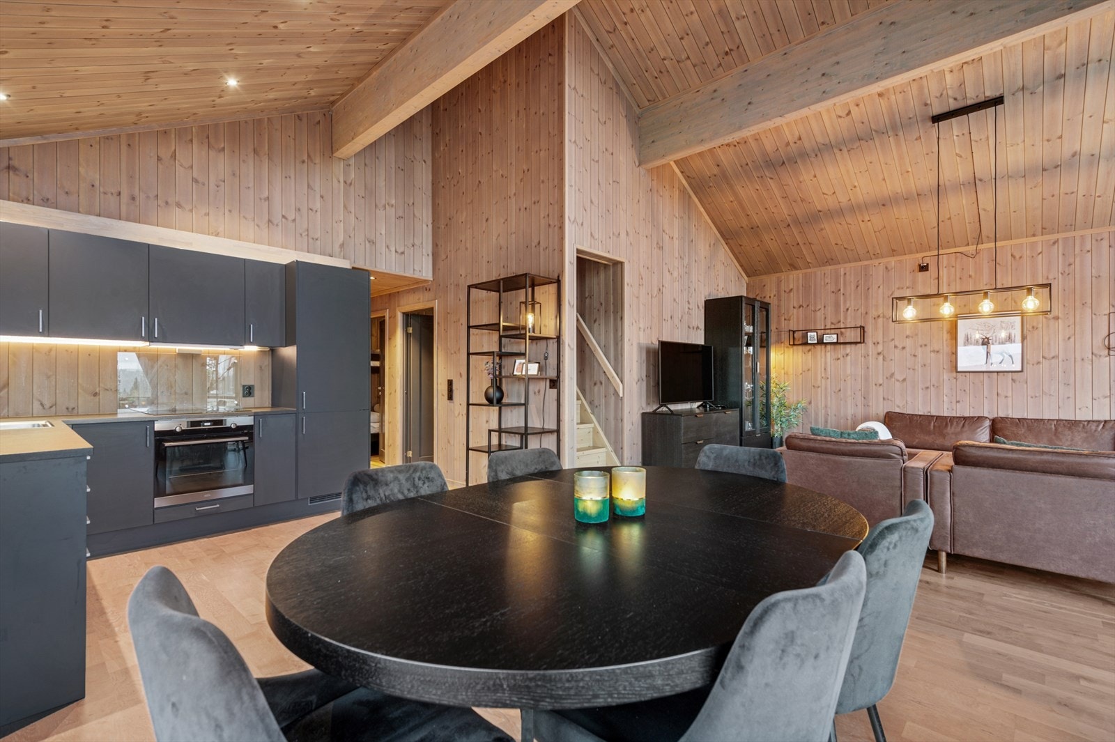 Velutstyrt kjøkken med integrerte hvitevarer og god arbeidsflyt - alt du trenger for matlaging på hytta. Galleribilde