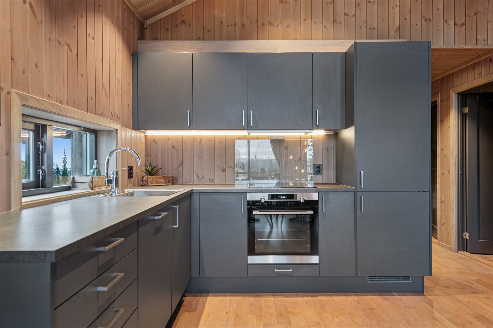 Praktisk innredning med laminert benkeplate og glassfelt - enkelt å holde rent og pent. Galleribilde