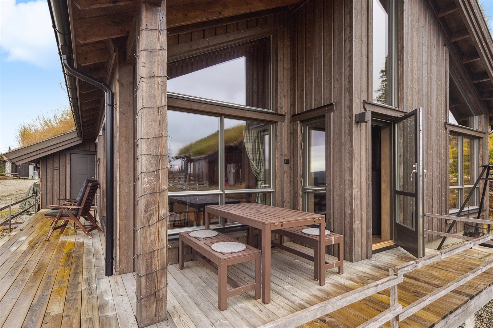 Solrik uteplass med direkte utgang fra stuen - perfekt for morgenkaffe eller kveldskos. Galleribilde