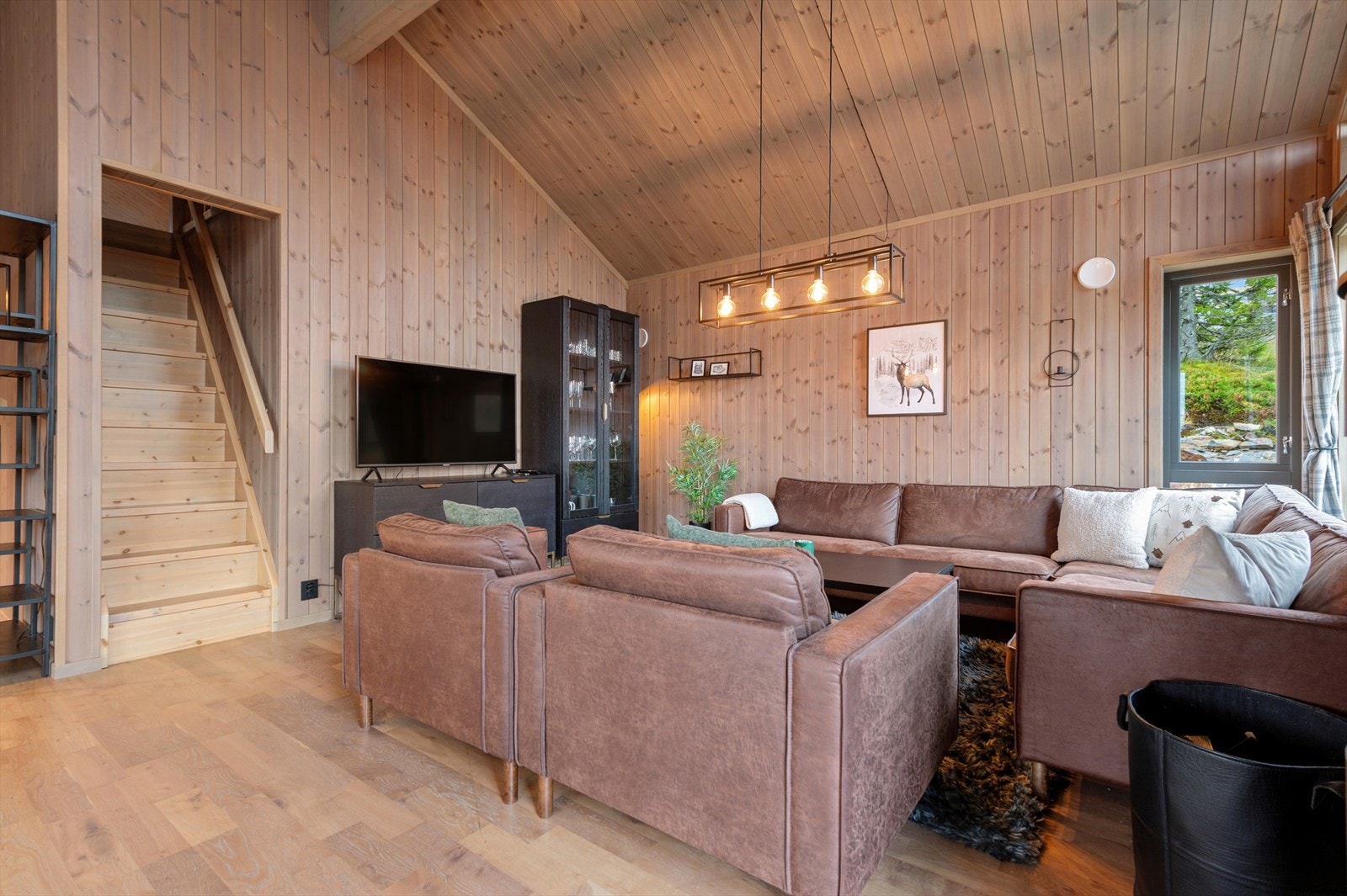 Stuen har åpen løsning mot kjøkkenet og hemsen. Galleribilde