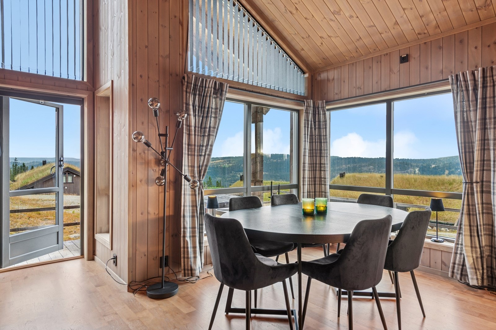 Utgang til solrike uteplasser - både foran og på siden av hytten. Galleribilde