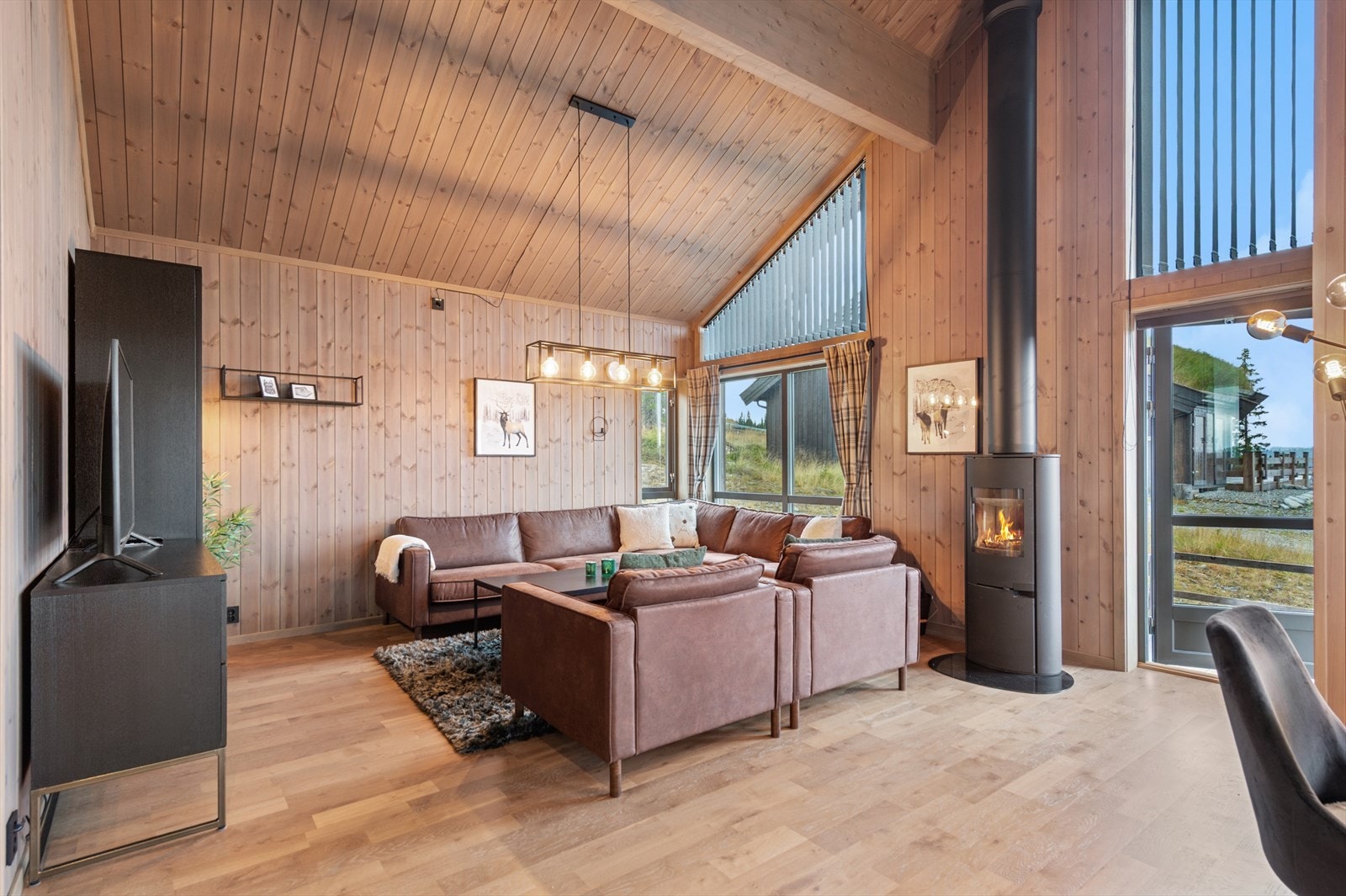 Plass til både sofakrok og spisegruppe - perfekt for hyggelige fjellkvelder. Galleribilde