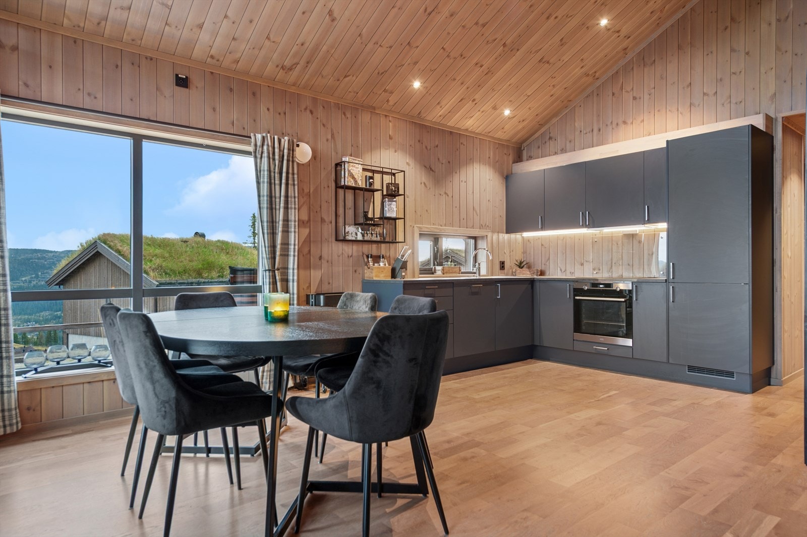 God flyt mellom stue, kjøkken og spiseplass - sosial og praktisk planløsning. Galleribilde