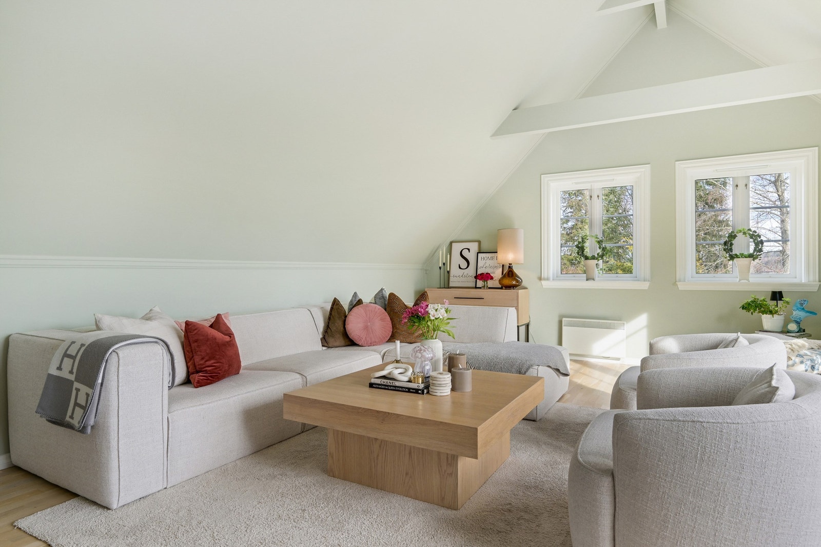 Romslig stue med høy takhøyde som gir en luftig og lys atmosfære. Galleribilde