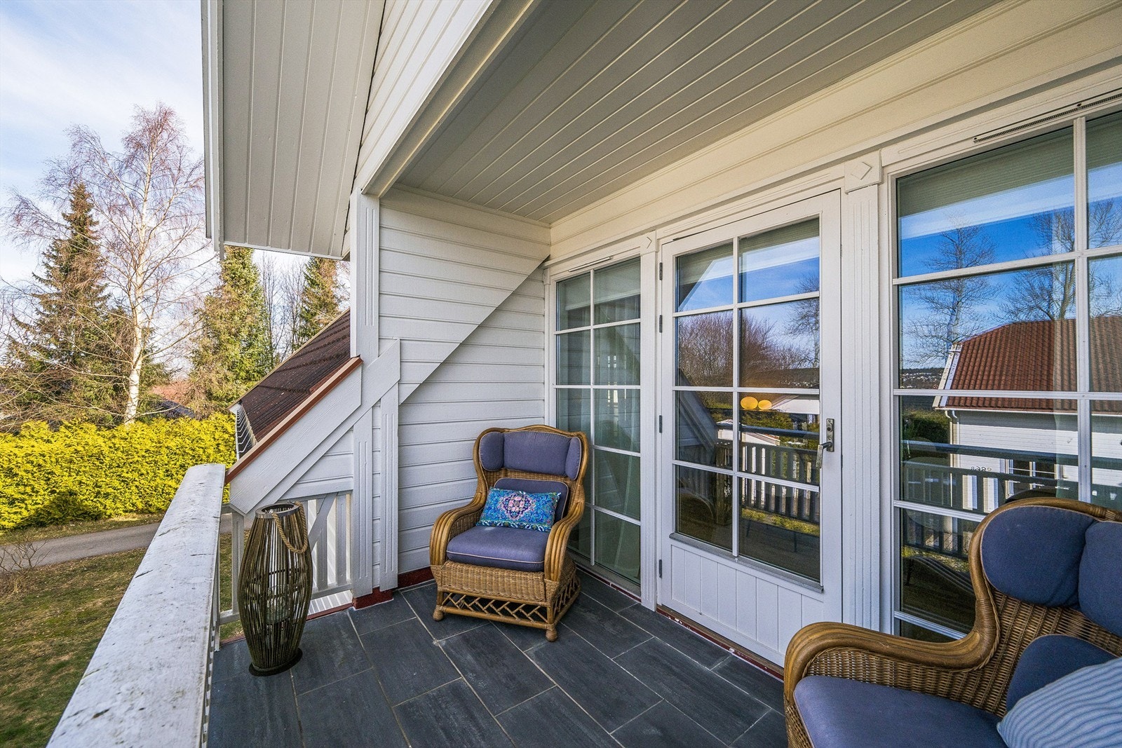 Hyggelig balkong med plass til gode stoler. Galleribilde