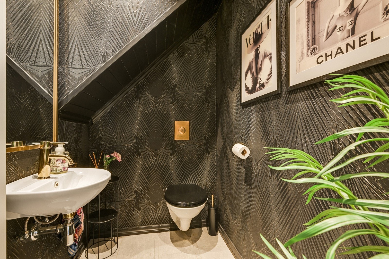 Toalettrom med lekre detaljer - innredet med servant og veggehengt toalett. Galleribilde