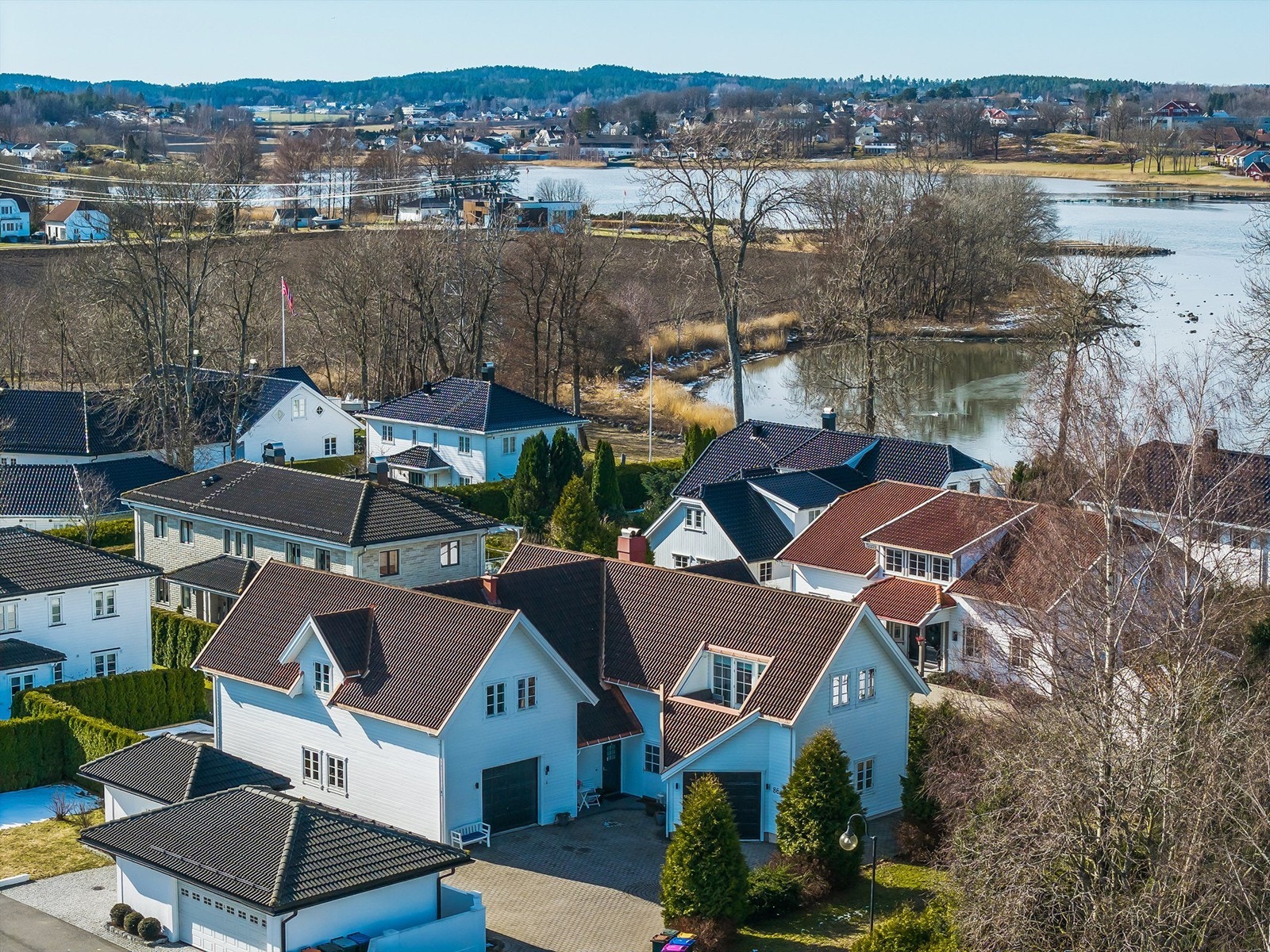 Boligen er svært innholdsrik med hele 5 soverom og to stuer. Galleribilde