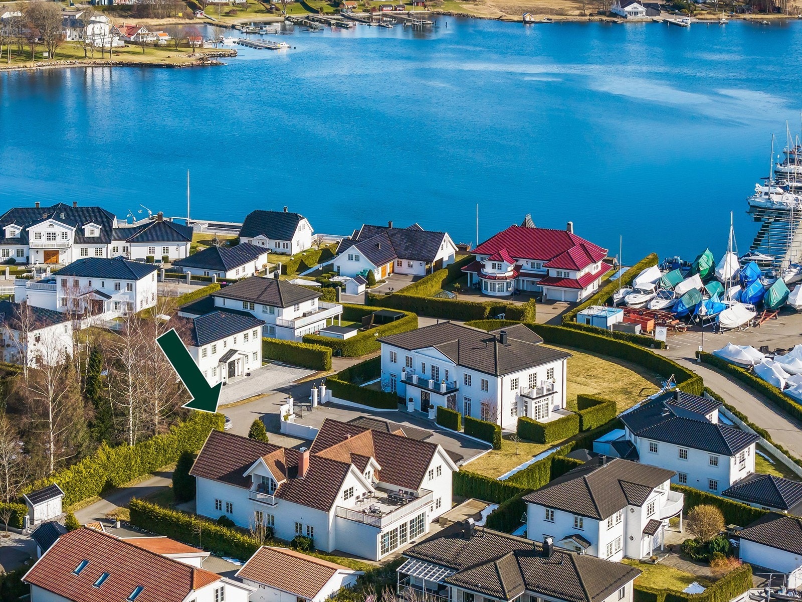 Tomten er velholdt med hekk, terrasse, busker og flott belegningsstein i gårdsplass, som gir et innbydende og estetisk helhetlig inntrykk. Foto: Kristian Bollæren v/Fotofinish Galleribilde