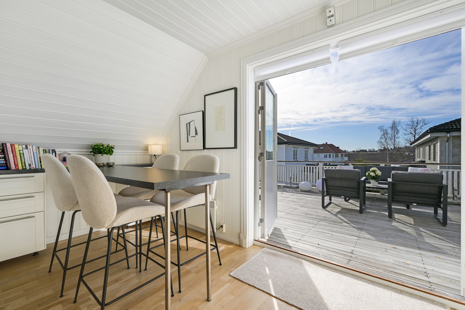 Adkomst ut til en svært hyggelig og solrik balkong. Galleribilde