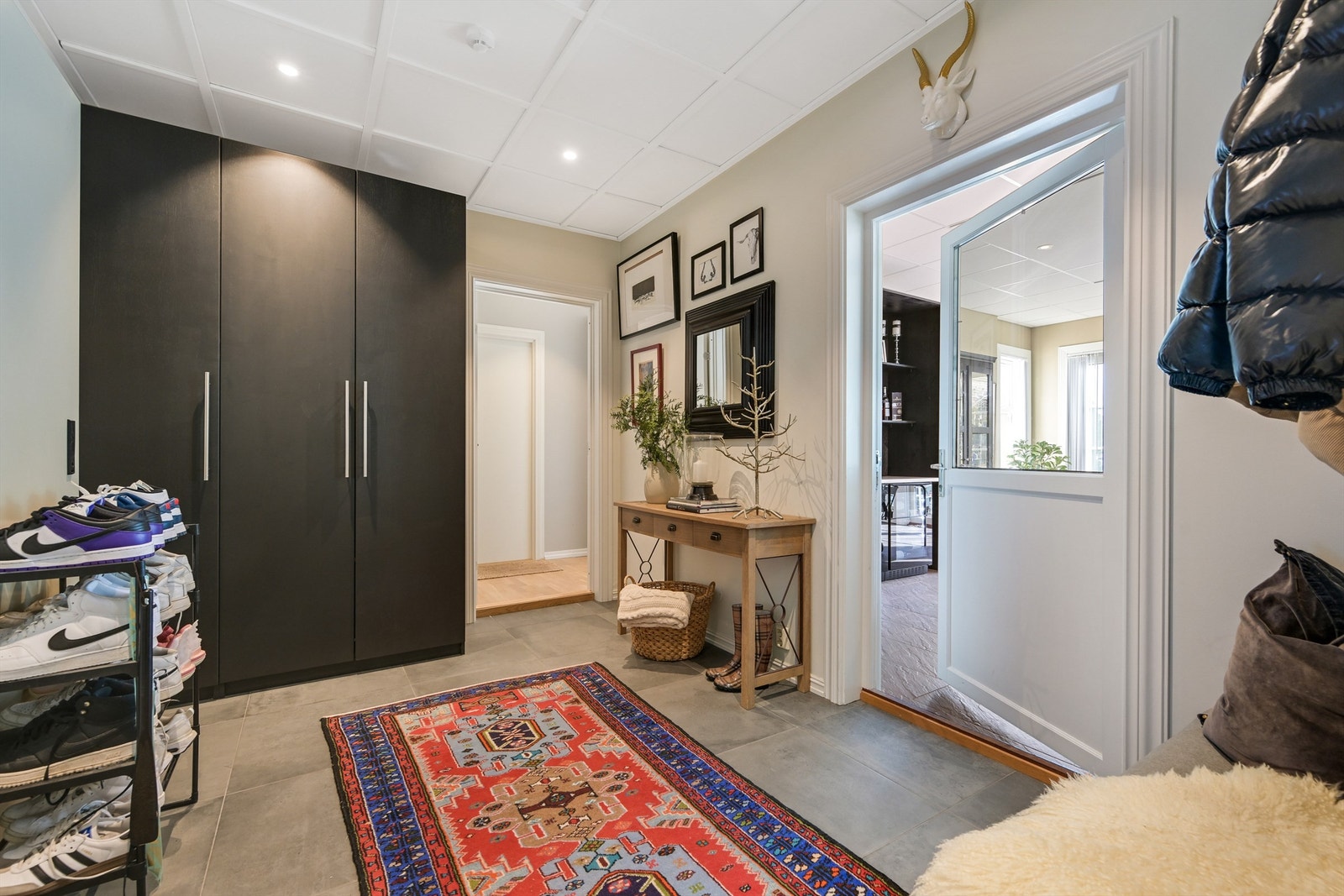 Romslig entré med god plass til oppbevaring av sko og yttertøy. Galleribilde