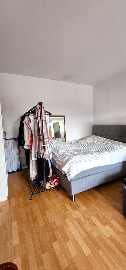 Stue/soverom med tilgang til balkong. Galleribilde