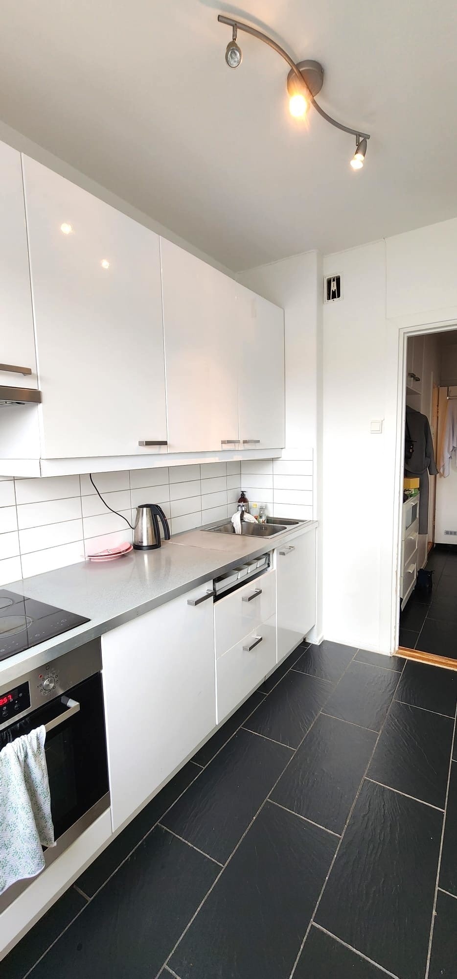 Kjøkken med Kjøleskap, ovn og platetopp. Galleribilde