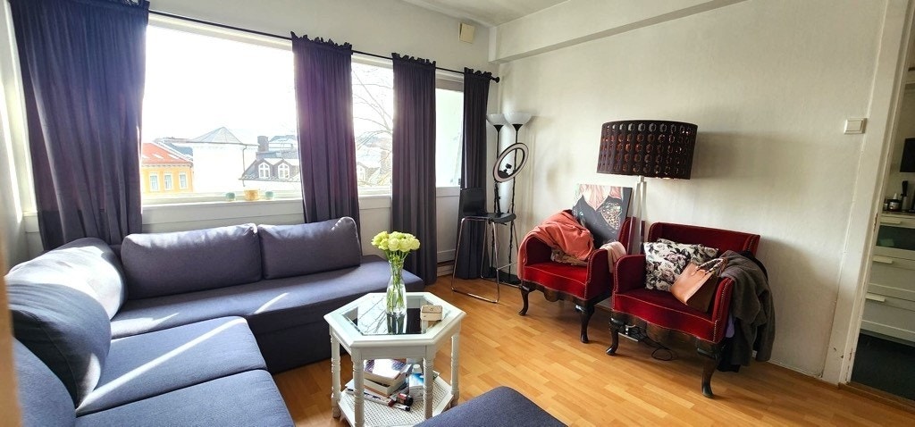 Stue/soverom med tilgang til balkong. Galleribilde