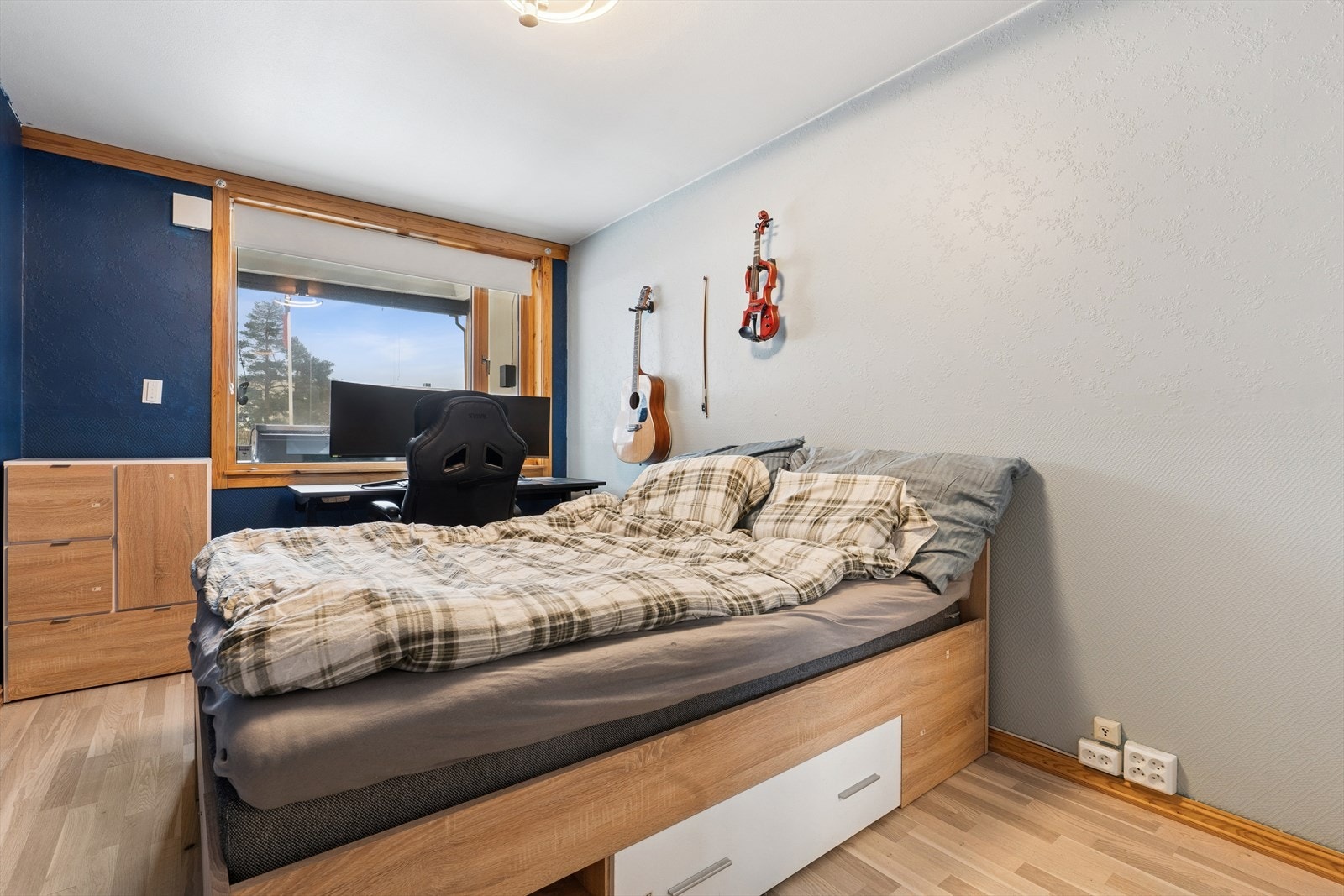 Videre har man soverommet som er av god størrelse med stort vindu ut mot terrasse og hage Galleribilde