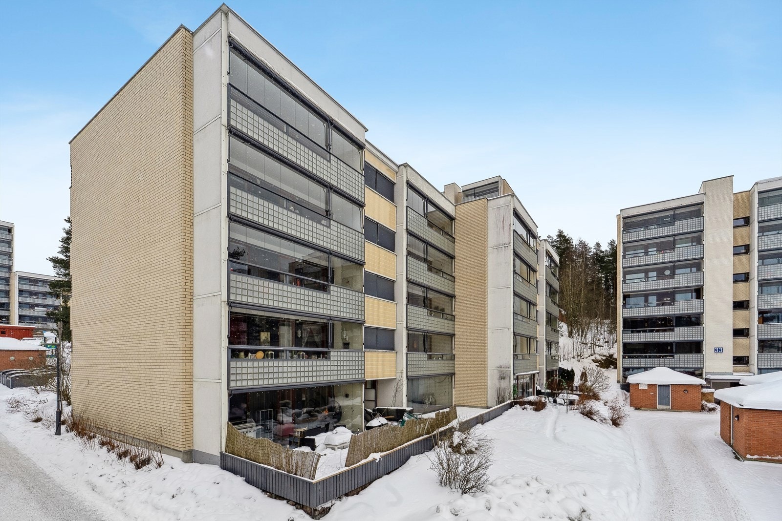 Leiligheten har en sentral og attraktiv beliggenhet på Romsås med kort gangavstand til bl.a. Romsås senter med tilhørende dagligvarebutikk, svømmehall og t-banestasjon Galleribilde