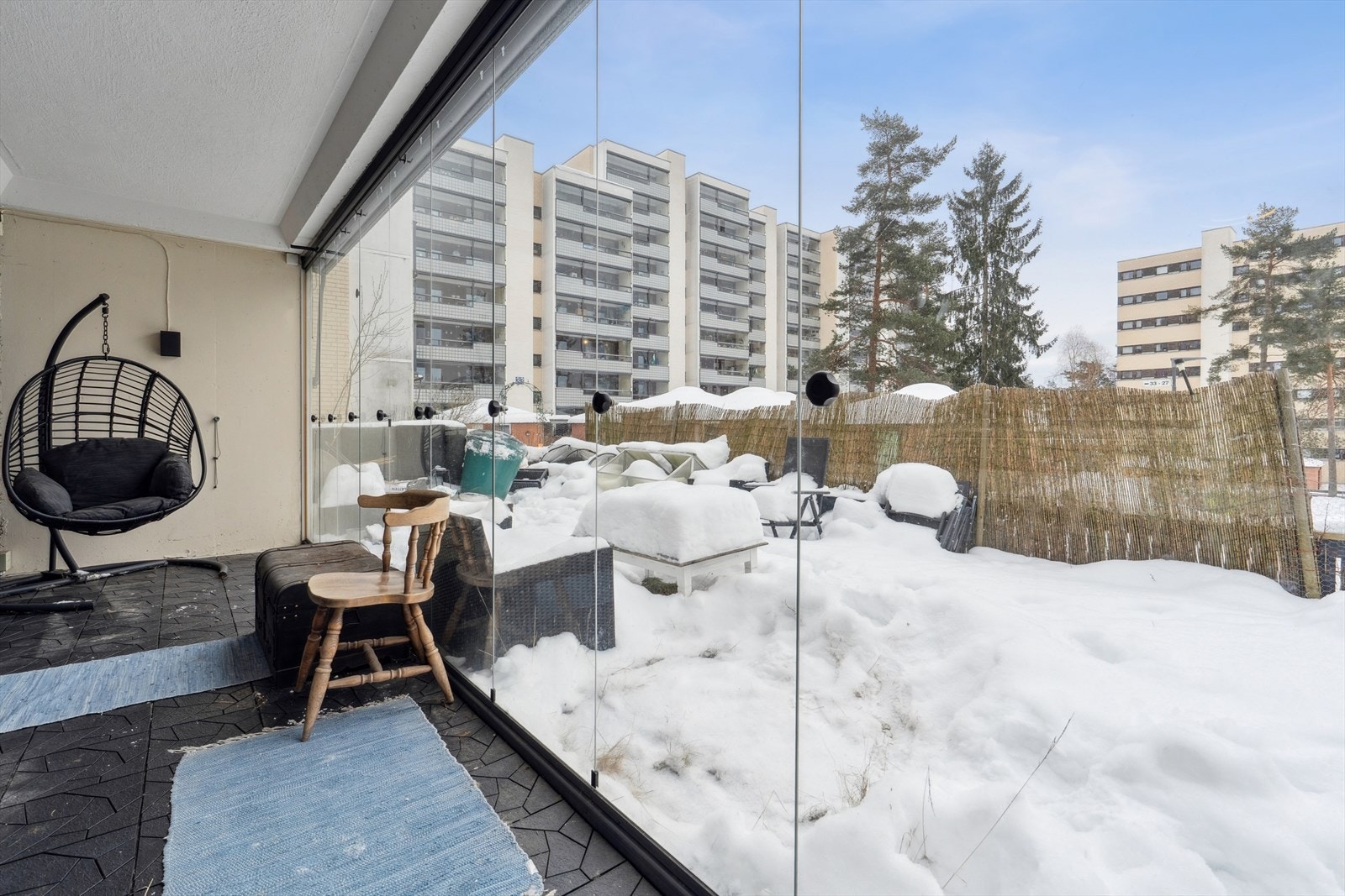 Fra stuen er det utgang til en terrasse på 12 m² Galleribilde