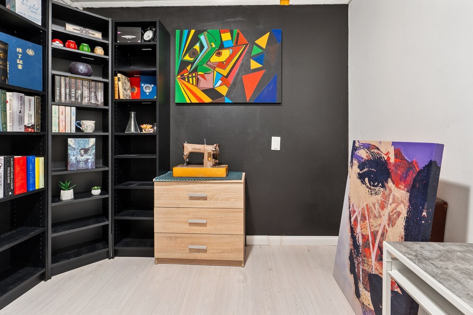 Disponibelt rom som opprinnelig var bygget som en adskilt matbod og et kott, men er i dag innredet og benyttet som et oppbevaringsrom/mellomrom Galleribilde