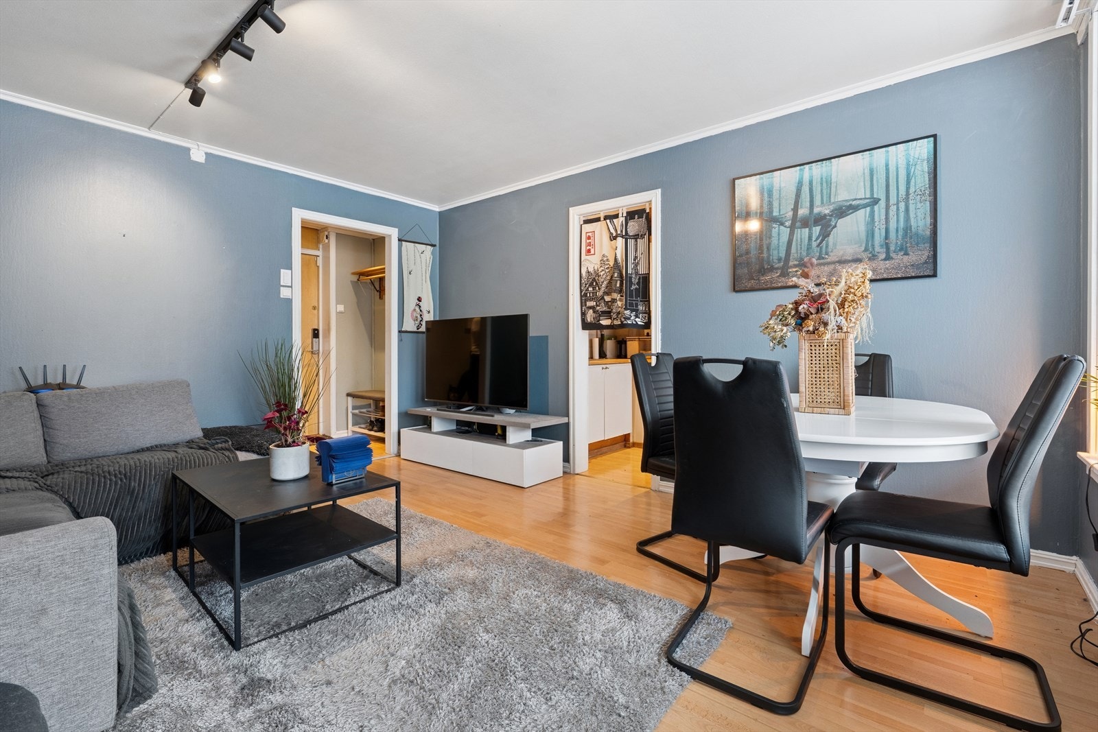 Stuen har en fin utforming som gir naturlige møbleringssoner med plass til en sofagruppe, stuebord, spisestue og mediemøbler Galleribilde