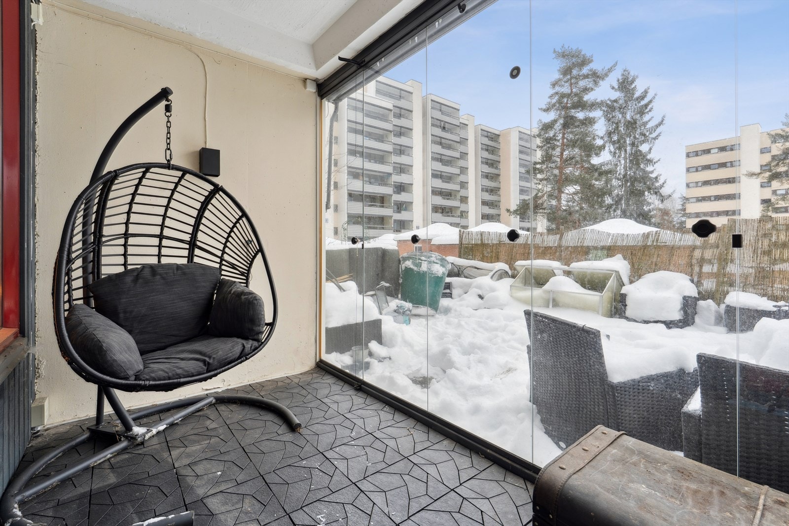 Terrassen er innglasset, men innglassingen kan skyves ut til sidene så man har videre direkte adkomst ut til inngjerdet hage Galleribilde