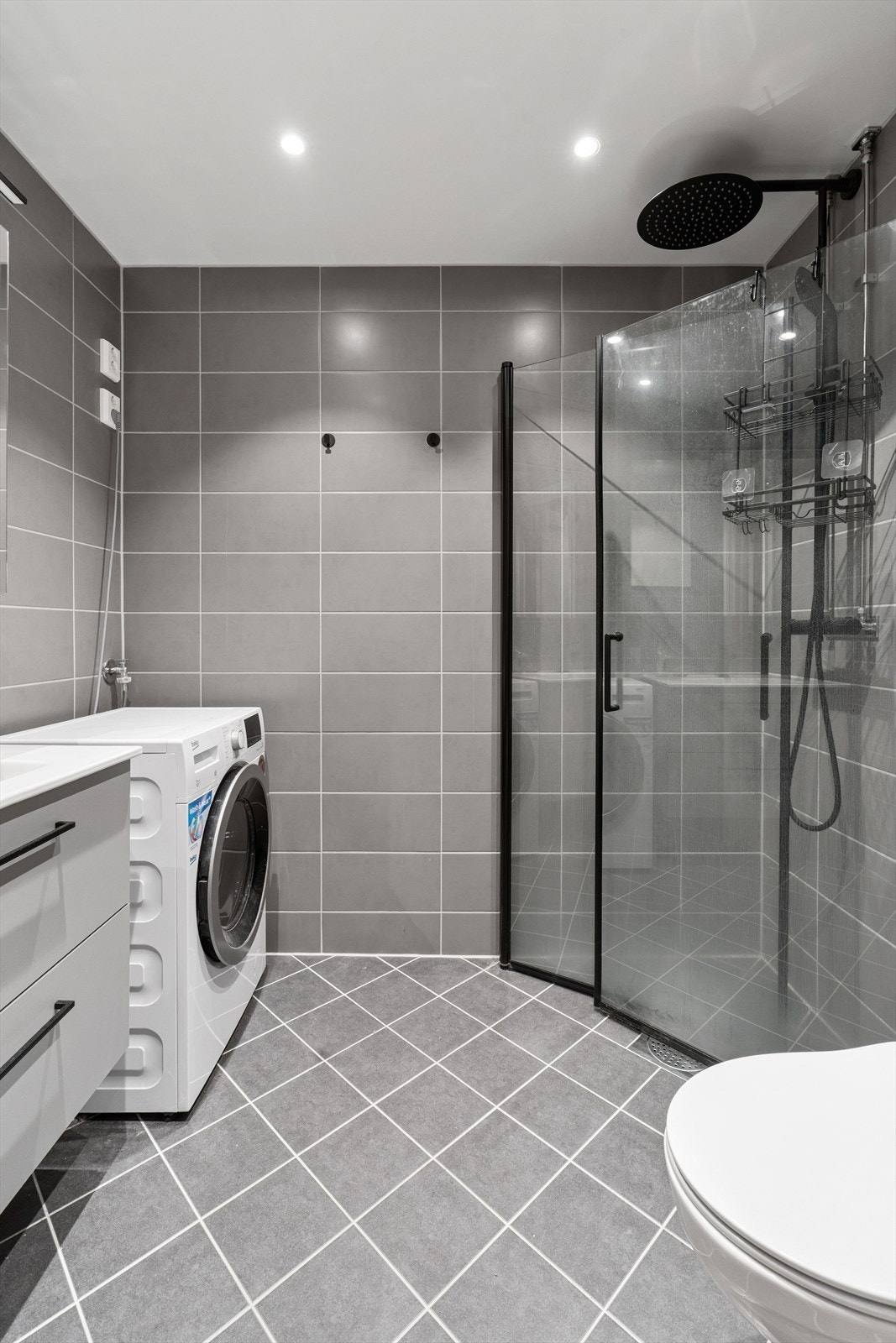 Det er pent flislagt på både gulv og vegger, og har behagelige varmekabler i gulvet Galleribilde